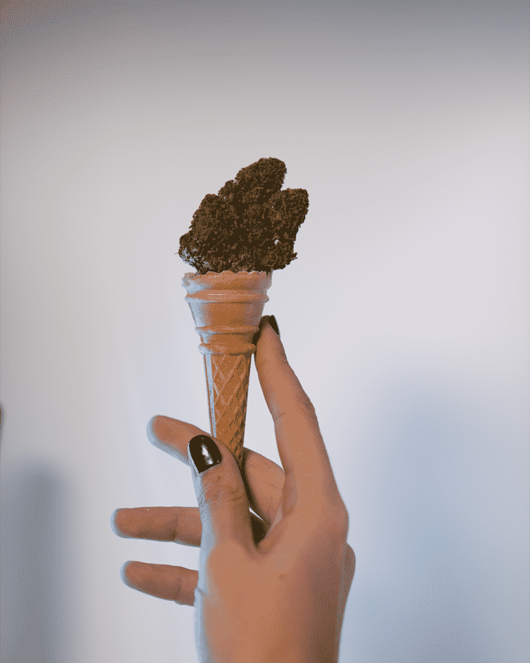 cime di cannabis light croccanti (gelato 33) su un cono di biscotto